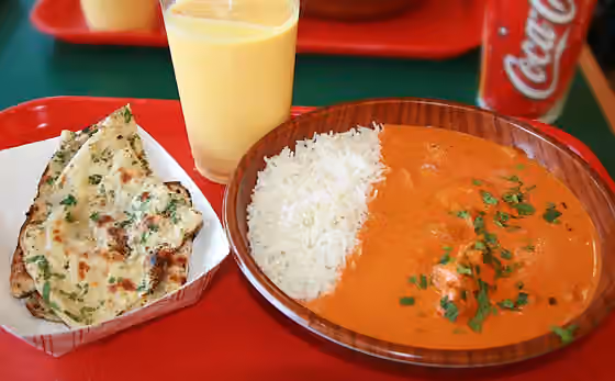 Rice and curry (Sri Lanka) — Chicken Tikka Masala mit Reis und Naan-Brot, dazu als Getränk: Mango-Lassi.