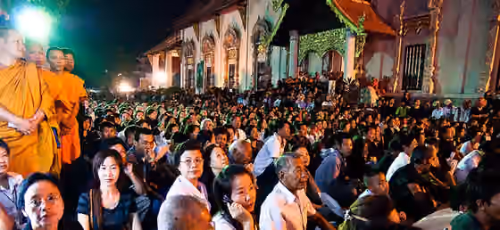 suku Thai Utara — A photo of part of the crowd attending the cremation of Chan Kusalo (the Buddhist "archbishop" of Northern Thailand) at Wat Chedi Luang in Chiang Mai.