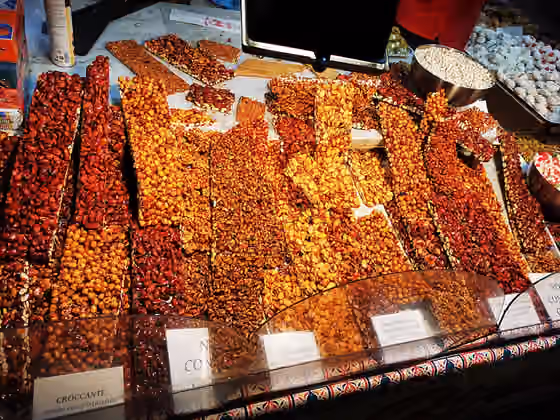 Cupeta — Cupeta (o croccante) tra i padiglioni calabresi all'Artigiano in Fiera del 2023.