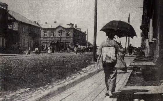 Orang Jepang di Rusia — A kimono-clad woman walks down Svetlanskaya Street in Vladivostok