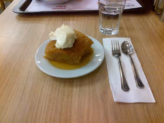 Ekmek kadayıfı — Ekmek kadayıfı con kaymak, de la cocina turca.