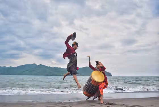 Gendang Beleq (dance) — Gendang beleq merupakan salah satu alat musik tradisional yang dimiliki suku sasak, Lombok,NTB,Indonesia yang biasa digunakan pada budaya yg disebut dengan nyongkolan.