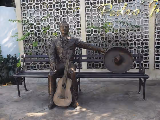 ind — Estatua del Parque Pedro Infante en Mérida, Yucatán.