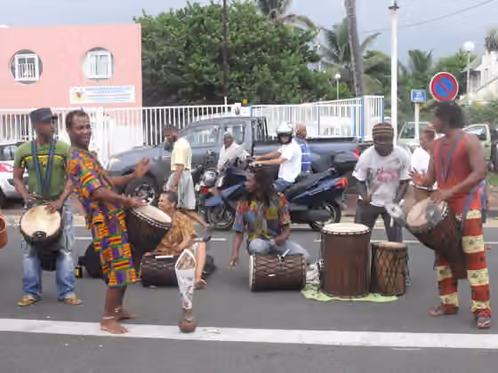 maloya — Groupe de maloya Simangavol lors d'un spectacle sur le marché forain de Saint Pierre de La Réunion.