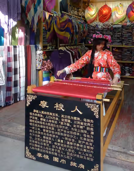 Mosuo — Mosue girl weaver in old town Lijiang