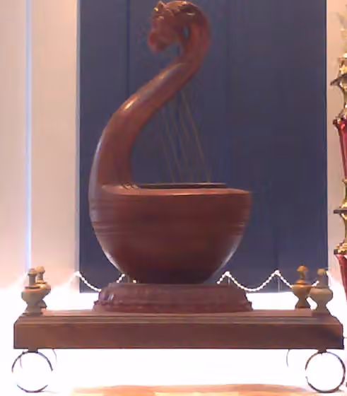 Ancient Tamil music — யாழ்ப்பாணம் பிரதேச சபையில் உள்ள யாழ் மண்ணை பிரதிபலிக்கும் மரத்தினால் ஆன யாழ் சின்னம்.