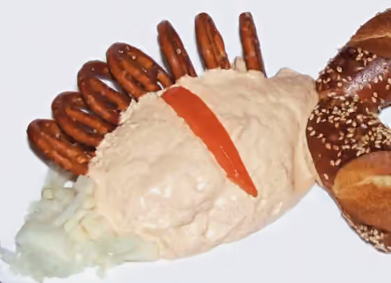 Spundekäs — eine Portion Spundekäs mit einer etwas ungewöhnlichen Laugenbrezel