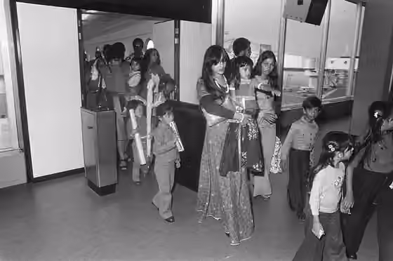 Orang India Suriname — Collectie / Archief : Fotocollectie Anefo Reportage / Serie : [ onbekend ] Beschrijving : Weer honderden Surinamers op Schiphol aangekomen (Hindoestanen); kinderen met ijsmutsen op Schiphol Datum : 10 november 1975 Trefwoorden : Kinderen,…