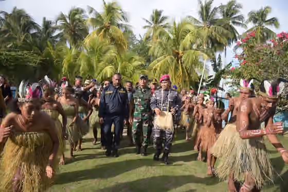 Kurudu — Member of Commission I of the Indonesian House of Representatives Yan Permenas Mandenas visited Kurudu Island in Yapen Islands, Papua Province, Tuesday, 21 April 2023, greeted with traditional dance of the Kurudu people.