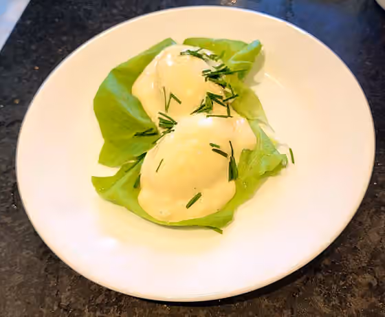 Oeuf mayonnaise — Oeuf mayonnaise on lettuce, garnished with chives.