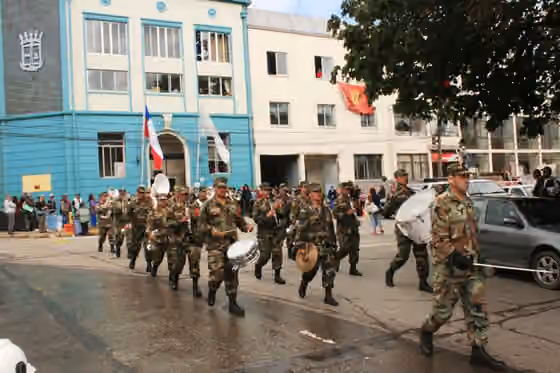 Music of Chile — La banda instrumental del Ejército interpreta temas en Talcahuano para aliviar los problemas de la población.