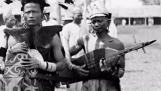 Sampe — Dayak Sapeh, Tenggarong, Kalimantan, early 20th century