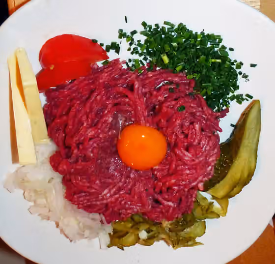 Bistik tartar — Tatar - Rohes Fleisch vom Rind - Volkshaus, Laubegast, Dresden