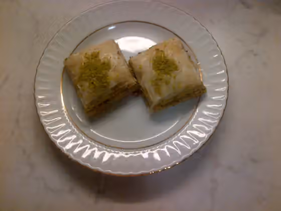 Sütlü Nuriye — Sütlü nuriye es un postre de la cocina turca que une la tradicion de dulces de masa con jarabe con la tradicion de dulces de leche.