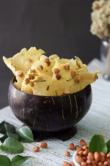 rempeyek — Terbuat dari adonan tepung beras, bawang putih serta kacang tanah dan daun jeruk.