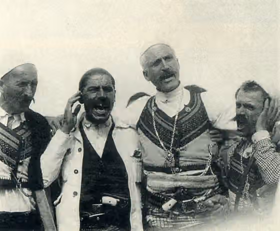 Kângë majekrahi — Four bajraktars (tribal chieftains).