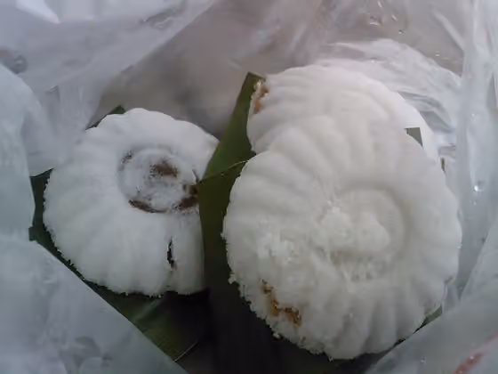 kue tutu — Putu piring, a Singaporean dessert snack