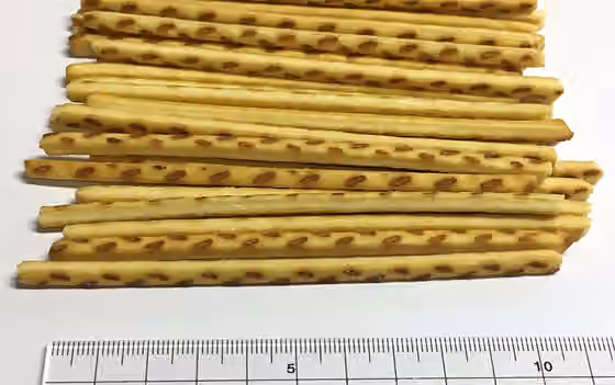 Pretz — 江崎グリコのプリッツ。定規はセンチ尺。