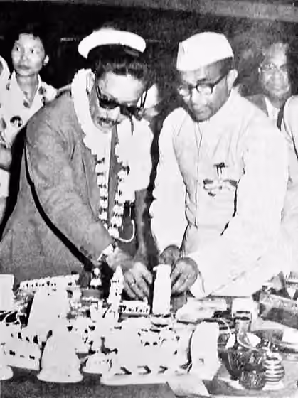 Indians in Brunei — Duli Yang Maha Mulia opened an exhibition of handicrafts and Indian arts at the SOAS College hall, Brunel Town on 29 September 1960.