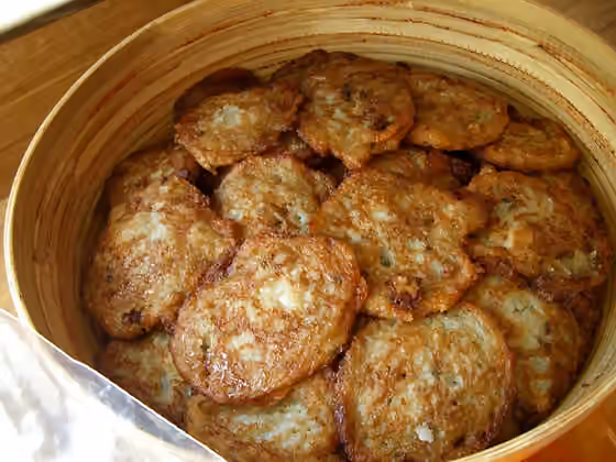 kue dadar kentang — Potato pancakes.