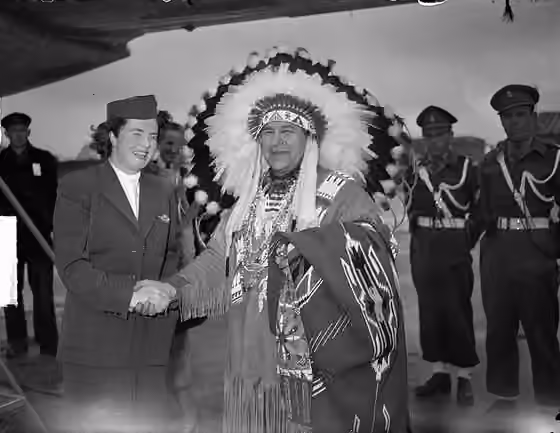 Suku Mohawk — Collectie / Archief : Fotocollectie Anefo Reportage / Serie : [ onbekend ] Beschrijving : Aankomst Indianenopperhoofd Ozenonton (Schiphol) Datum : 11 mei 1949 Trefwoorden : AANKOMST Persoonsnaam : Ozenonton Fotograaf : Winterbergen, […] /…