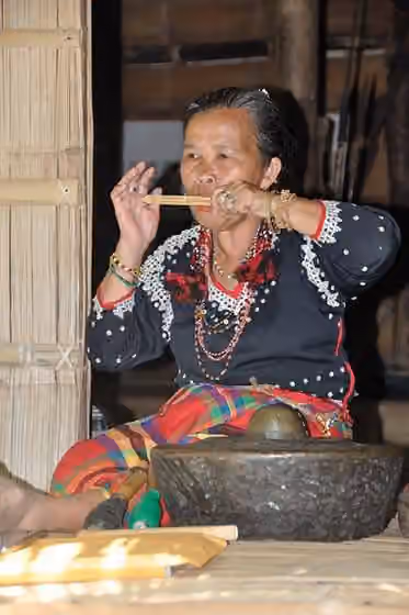 Blaan people — Blaan woman playing the jew mouth harp.