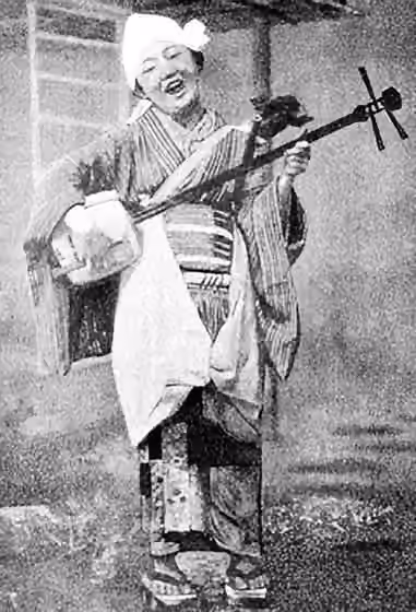 Min'yō — Japanese folkwoman playing a shamishen .