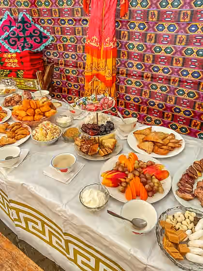 Masakan Kazakhstan — The photo shows a table set up in a yurt built especially for the Nauryz holiday.