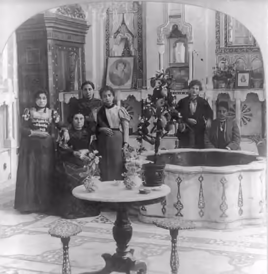 Yahudi Suriah — A Jewish family in Damascus, pictured in their ancient Damascene home, in Ottoman Syria in 1901