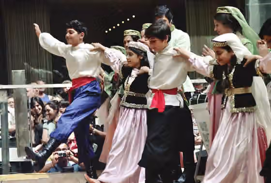 orang Armenia Amerika — Armenian-American dancers (belonging to the Children's Division of the Nayiri Western Armenian Folk Dance Ensemble of NY) performing in New York City on July 3, 1976 at Rockefeller Center during the United States Bicentennial Festival.
