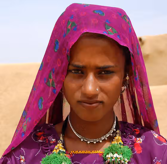 Rajasthani Muslims — Young Muslim woman in the Thar Desert near Jaisalmer , India.