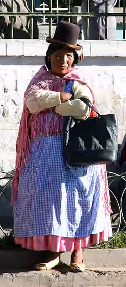 Pollera women — Frau in traditioneller indigener Gewandung, aufgenommen in La Paz, Bolivien.