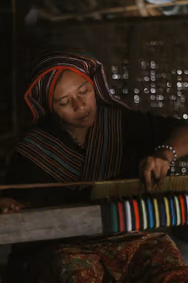 orang Sasak — Seorang Wanita setengah baya sedang menenun kain tradisional khas Sasak, yang disebut songket, "Pulih Tuturan" dalam bahasa Sasak adalah dapat cerita, dikarenakan saat pengambilan foto, Wanita ini membuat Songket sambil bercerita.