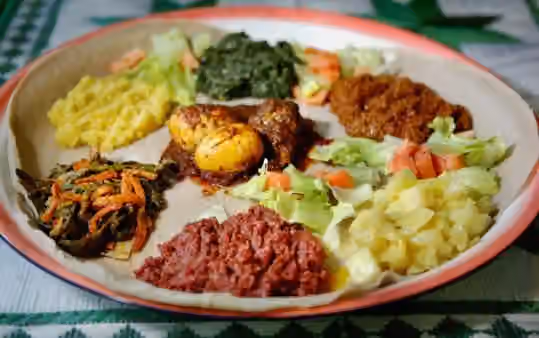 Hidangan Eritrea — Eritrean Injera with stews