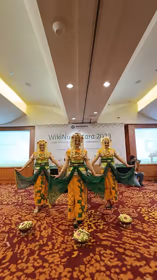 Tari Baksa Kembang — tari baksa kembang