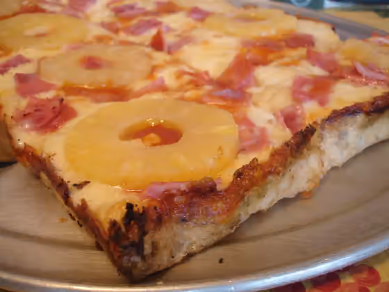 pizza Hawaii — Close-up view of a Hawaiian pan pizza