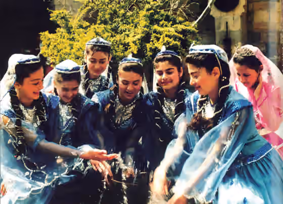suku Azerbaijan — Azerbaijani folk dancers.