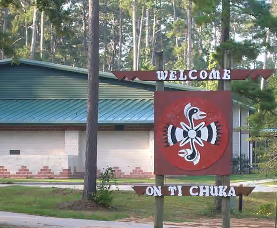 Alabama people — info Alabama-Coushatta Reservation welcome sign The Alabama-Coushatta Reservation is east of Livingston, Texas, USA (in the Big Thicket area).
