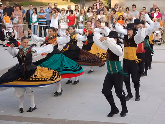 Muiñeira — Baile dunha muiñeira no XXXIX día da Muiñeira de Pontevedra , celebrado na avenida de Montero Ríos