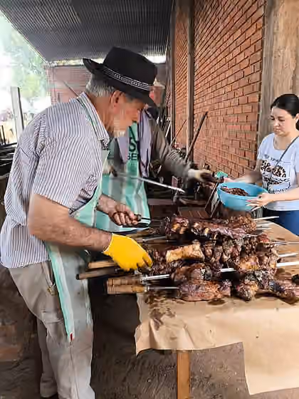 Masakan Argentina — Cepi Bernardy, Asadores del Salón Santa Cecilia (Cuña Pirú, Ruiz de Montoya) en el predio de la Capilla Santa Rosa De Lima (Puerto Leoni) con motivo de las fiestas patronales.