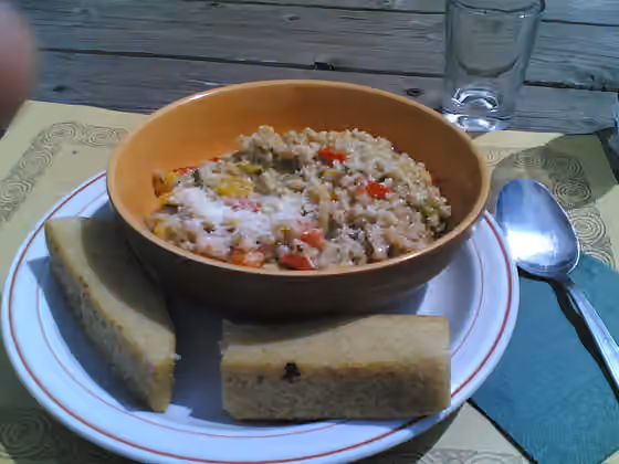 Orzotto — Ciotola di "orzotto" con verdure e due fette di polenta, preparato da Monica del Rifugio Bosconero