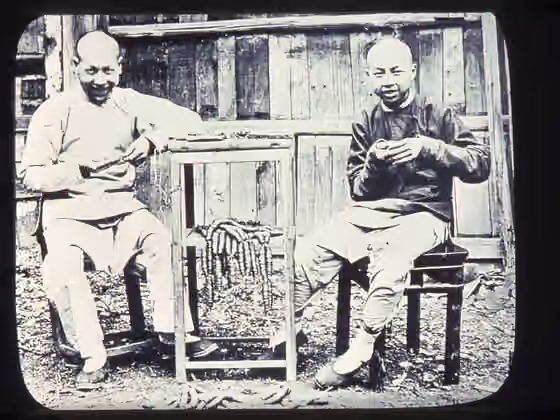 penutur Tionghoa Xiang — Two men counting brass coins, Changde, Hunan, China, ca.1900-1919 "Counting 'cash' in the days before copper and silver coins were minted.