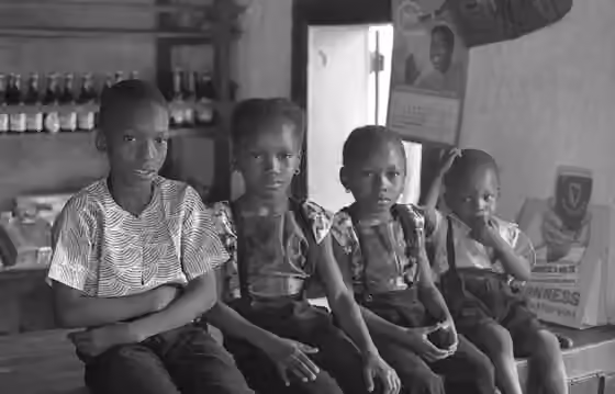 orang Temne — Enfants temne à Kabala, en Sierra Leone : "These are the children of Lansana Kamara, proprietor of a Kabala shop/tavern which acted as a meeting place for local people.