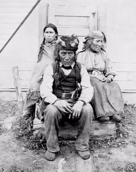 Dane-zaa — Beaver (Dunneza) chief and family Peace River area Alberta NA-1440-8