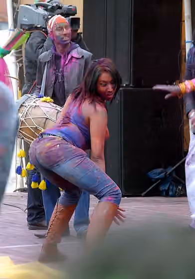 Twerking — En kvinne som rister på rumpen under feiring av Holi.
