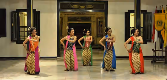 Tari Gambyong — Gambyong Langenkusuma (Pangkur version of Mangkunegaran Palace) dancers, during performance at Prangwedanan, Mangkunegaran Palace, Surakarta.