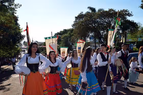 Argentines of European descent — Desfile inaugural de la XXXV Fiesta Nacional del Inmigrante realizada en Septiembre de 2014 en Oberá, provincia de Misiones, Argentina.