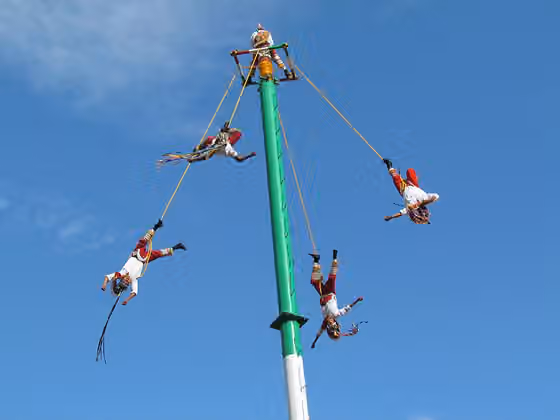 Danza de los Voladores — Voladores realizando su ritual en la feria del mole 2014