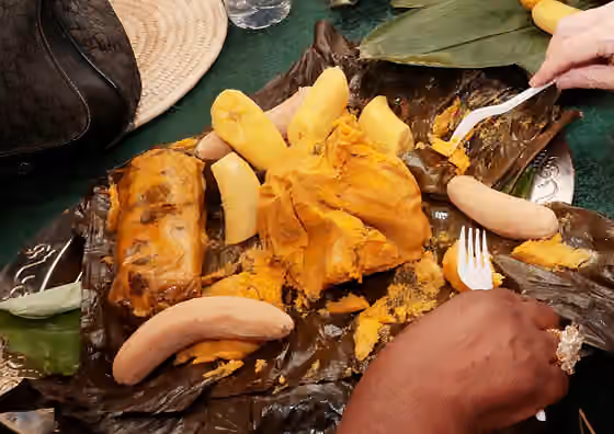 Koki (food) — Une femme claire de peau dégustant du koki