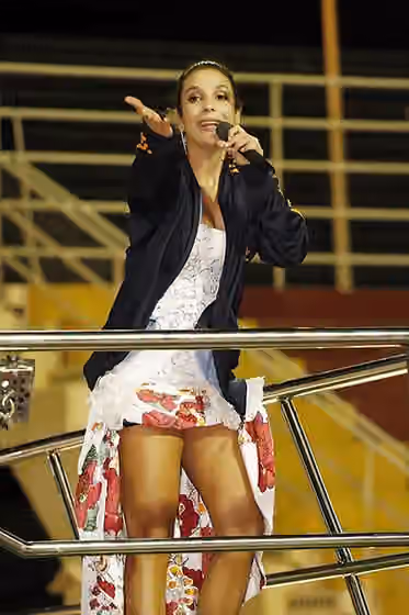 Axé — Ivete Sangalo sings in Florianópolis .